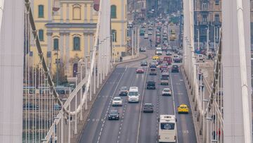 Elisabeth Bridge Traffic Hungary